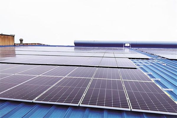 Roof Mounted Solar Panel System: Durable Brackets for Metal Roofs